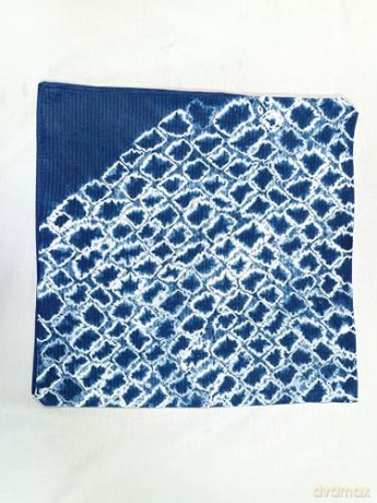 Discover Shibori: Creative Techniques in Natural Indigo Dyeing - Debbie Maddy [KSIĄŻKA]