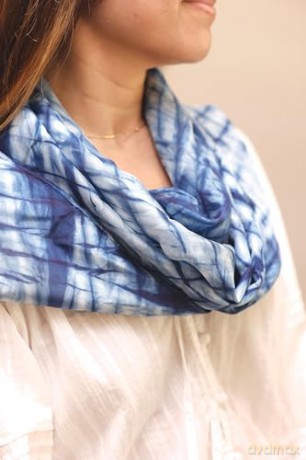 Discover Shibori: Creative Techniques in Natural Indigo Dyeing - Debbie Maddy [KSIĄŻKA]