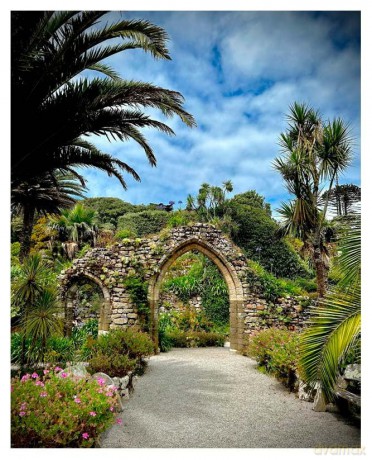 Earthly Utopias: Sacred Gardens of the World - Yolanda Zappaterra [KSIĄŻKA]