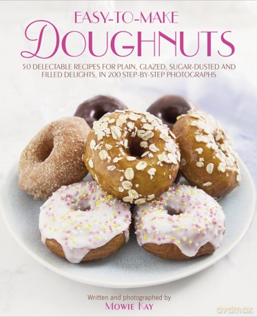 Easy-To-Make Doughnuts: 50 Delectable Recipes for Plain, Glazed, Sugar-dusted and Filled Delights, in 200 Step-by-step Photographs - Mowie Kay [KSIĄŻKA]