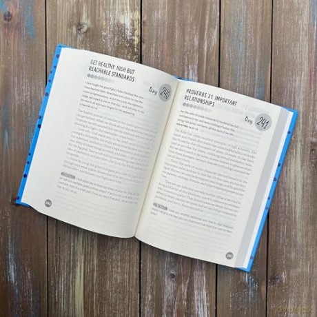 Embracing Imperfect: 365 Devotions for Living Authentically - Lindsay Franklin [KSIĄŻKA]