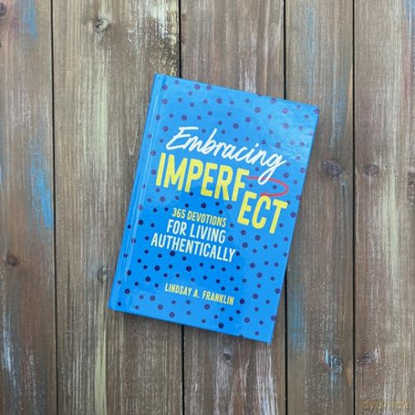 Embracing Imperfect: 365 Devotions for Living Authentically - Lindsay Franklin [KSIĄŻKA]