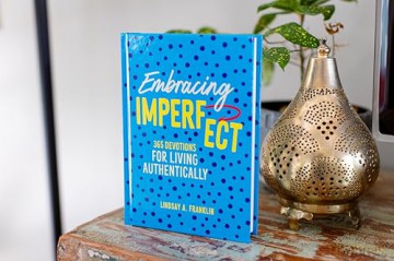 Embracing Imperfect: 365 Devotions for Living Authentically - Lindsay Franklin [KSIĄŻKA]