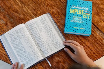 Embracing Imperfect: 365 Devotions for Living Authentically - Lindsay Franklin [KSIĄŻKA]