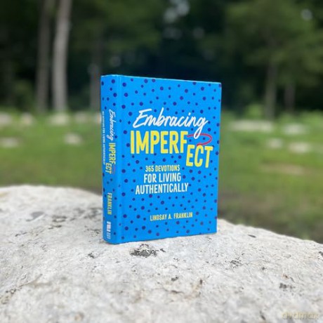 Embracing Imperfect: 365 Devotions for Living Authentically - Lindsay Franklin [KSIĄŻKA]