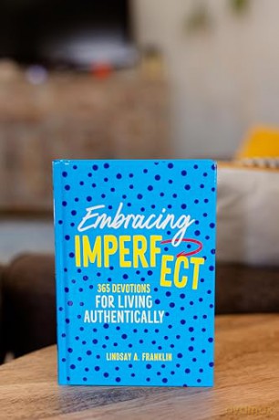 Embracing Imperfect: 365 Devotions for Living Authentically - Lindsay Franklin [KSIĄŻKA]