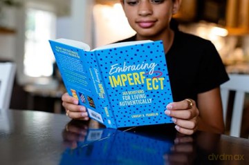 Embracing Imperfect: 365 Devotions for Living Authentically - Lindsay Franklin [KSIĄŻKA]