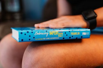 Embracing Imperfect: 365 Devotions for Living Authentically - Lindsay Franklin [KSIĄŻKA]