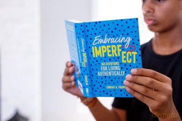 Embracing Imperfect: 365 Devotions for Living Authentically - Lindsay Franklin [KSIĄŻKA]