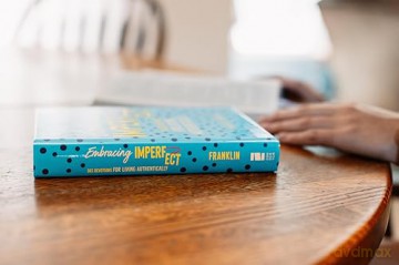 Embracing Imperfect: 365 Devotions for Living Authentically - Lindsay Franklin [KSIĄŻKA]