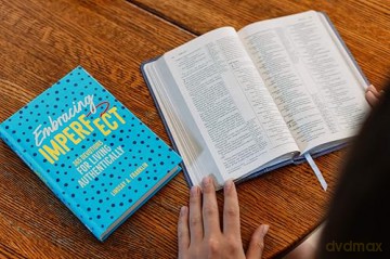 Embracing Imperfect: 365 Devotions for Living Authentically - Lindsay Franklin [KSIĄŻKA]