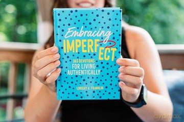 Embracing Imperfect: 365 Devotions for Living Authentically - Lindsay Franklin [KSIĄŻKA]