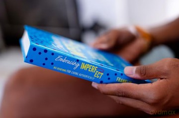 Embracing Imperfect: 365 Devotions for Living Authentically - Lindsay Franklin [KSIĄŻKA]