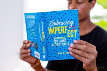 Embracing Imperfect: 365 Devotions for Living Authentically - Lindsay Franklin [KSIĄŻKA]