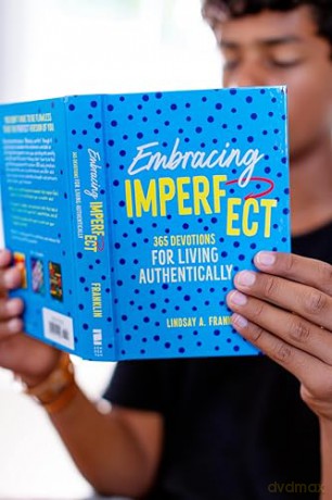 Embracing Imperfect: 365 Devotions for Living Authentically - Lindsay Franklin [KSIĄŻKA]