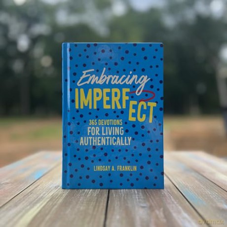 Embracing Imperfect: 365 Devotions for Living Authentically - Lindsay Franklin [KSIĄŻKA]