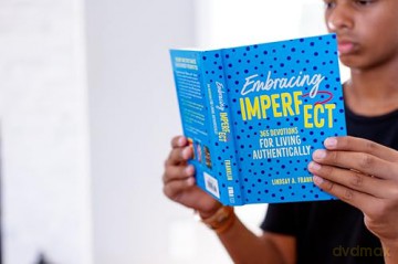 Embracing Imperfect: 365 Devotions for Living Authentically - Lindsay Franklin [KSIĄŻKA]