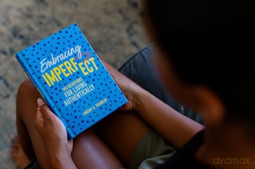 Embracing Imperfect: 365 Devotions for Living Authentically - Lindsay Franklin [KSIĄŻKA]