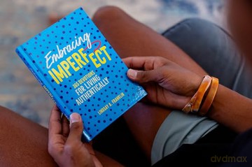 Embracing Imperfect: 365 Devotions for Living Authentically - Lindsay Franklin [KSIĄŻKA]