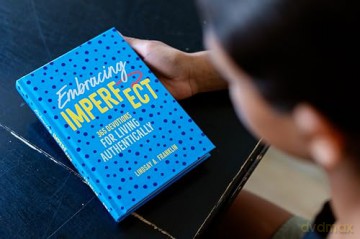 Embracing Imperfect: 365 Devotions for Living Authentically - Lindsay Franklin [KSIĄŻKA]