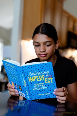 Embracing Imperfect: 365 Devotions for Living Authentically - Lindsay Franklin [KSIĄŻKA]