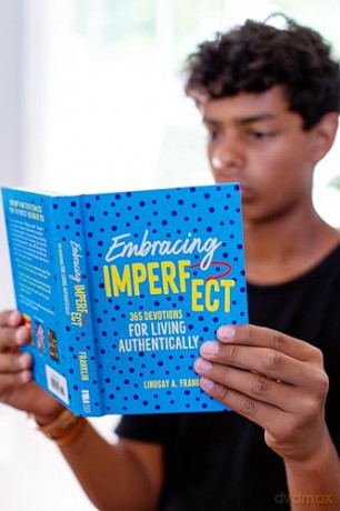 Embracing Imperfect: 365 Devotions for Living Authentically - Lindsay Franklin [KSIĄŻKA]
