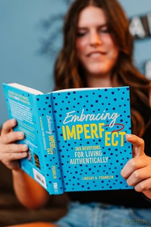 Embracing Imperfect: 365 Devotions for Living Authentically - Lindsay Franklin [KSIĄŻKA]