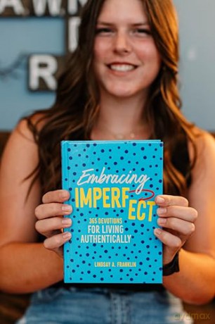 Embracing Imperfect: 365 Devotions for Living Authentically - Lindsay Franklin [KSIĄŻKA]