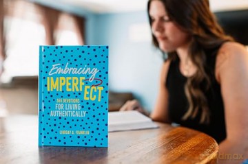Embracing Imperfect: 365 Devotions for Living Authentically - Lindsay Franklin [KSIĄŻKA]