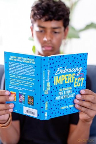 Embracing Imperfect: 365 Devotions for Living Authentically - Lindsay Franklin [KSIĄŻKA]