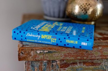 Embracing Imperfect: 365 Devotions for Living Authentically - Lindsay Franklin [KSIĄŻKA]