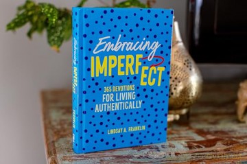 Embracing Imperfect: 365 Devotions for Living Authentically - Lindsay Franklin [KSIĄŻKA]