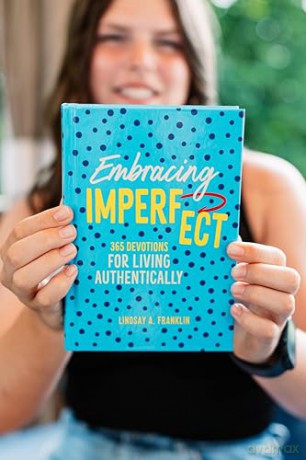 Embracing Imperfect: 365 Devotions for Living Authentically - Lindsay Franklin [KSIĄŻKA]