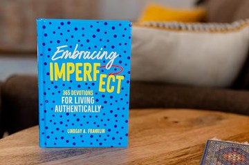 Embracing Imperfect: 365 Devotions for Living Authentically - Lindsay Franklin [KSIĄŻKA]
