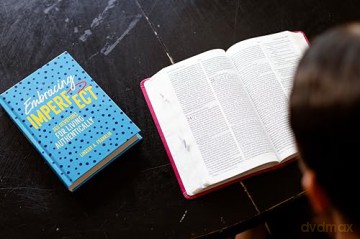 Embracing Imperfect: 365 Devotions for Living Authentically - Lindsay Franklin [KSIĄŻKA]