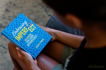 Embracing Imperfect: 365 Devotions for Living Authentically - Lindsay Franklin [KSIĄŻKA]
