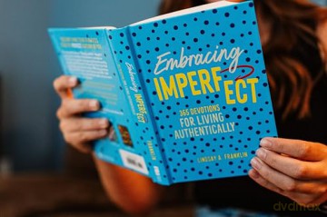 Embracing Imperfect: 365 Devotions for Living Authentically - Lindsay Franklin [KSIĄŻKA]