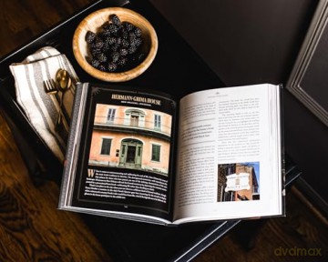 Food to Die For: Recipes and Stories from America's Most Legendary Haunted Places - Amy Bruni [KSIĄŻKA]