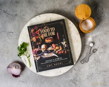 Food to Die For: Recipes and Stories from America's Most Legendary Haunted Places - Amy Bruni [KSIĄŻKA]