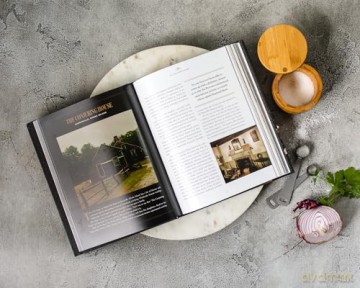 Food to Die For: Recipes and Stories from America's Most Legendary Haunted Places - Amy Bruni [KSIĄŻKA]