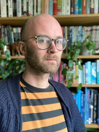 Graphic Novel Builder: The illustrated guide to making your own comics - Edward Ross [KSIĄŻKA]