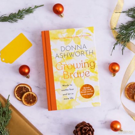 Growing Brave: Words to soothe fear and let in more life: THE PERFECT CHRISTMAS GIFT - Donna Ashworth [KSIĄŻKA]