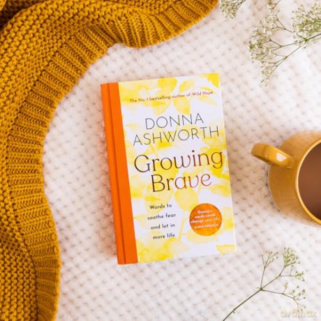 Growing Brave: Words to soothe fear and let in more life: THE PERFECT CHRISTMAS GIFT - Donna Ashworth [KSIĄŻKA]