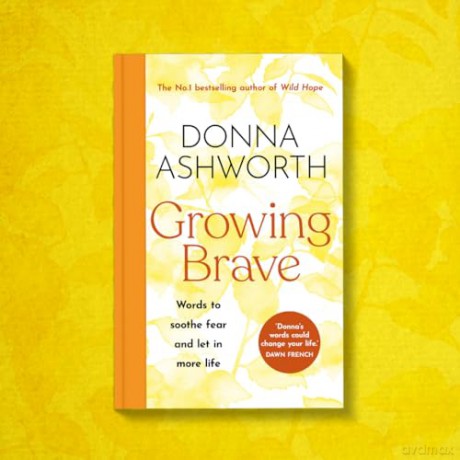 Growing Brave: Words to soothe fear and let in more life: THE PERFECT CHRISTMAS GIFT - Donna Ashworth [KSIĄŻKA]