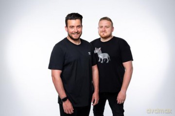 How to Survive the School Year: The hilarious new book for parents and teachers from the Sunday Times bestselling authors and hosts of Two Mr Ps in a Pod(cast) - Lee Parkinson [KSIĄŻKA]