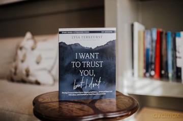 I Want to Trust You, but I Don't Bible Study Guide plus Streaming Video: Moving Forward When You're Skeptical of Others, Afraid of What God Will Allow, and Doubtful of Your Own Discernment - Lysa TerKeurst [KSIĄŻKA]