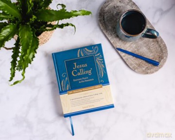 Jesus Calling -NEW- Commemorative Edition: Enjoying Peace in His Presence (A 365-Day Devotional, Includes 12 NEW Bonus Devotions and 12 Letters from the Author) - Sarah Young [KSIĄŻKA]