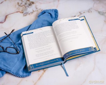 Jesus Calling -NEW- Commemorative Edition: Enjoying Peace in His Presence (A 365-Day Devotional, Includes 12 NEW Bonus Devotions and 12 Letters from the Author) - Sarah Young [KSIĄŻKA]
