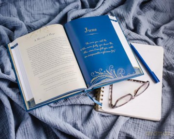Jesus Calling -NEW- Commemorative Edition: Enjoying Peace in His Presence (A 365-Day Devotional, Includes 12 NEW Bonus Devotions and 12 Letters from the Author) - Sarah Young [KSIĄŻKA]