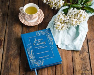 Jesus Calling -NEW- Commemorative Edition: Enjoying Peace in His Presence (A 365-Day Devotional, Includes 12 NEW Bonus Devotions and 12 Letters from the Author) - Sarah Young [KSIĄŻKA]